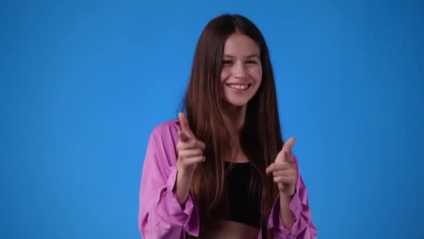 Video Fată Zâmbind Arătând Degetele Mari Fundal Albastru Conceptul Emoții — Videoclip de stoc