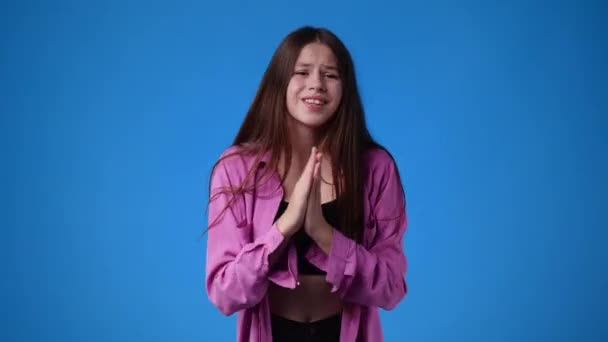 Video Girl Begging Please Blue Background Concept Emotions — Stock Video