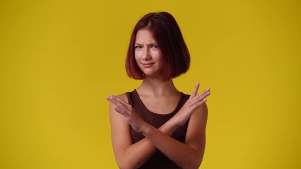 4K视频 一个女孩双手交叉 背景为黄色 负面情绪的概念 — 图库视频影像