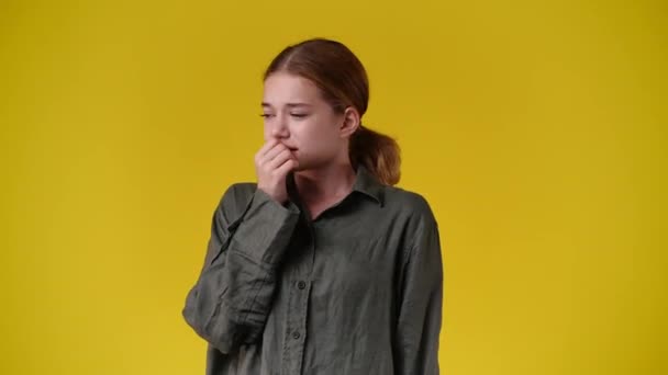 Video Una Chica Pánico Sobre Fondo Amarillo Concepto Emoción — Vídeos de Stock