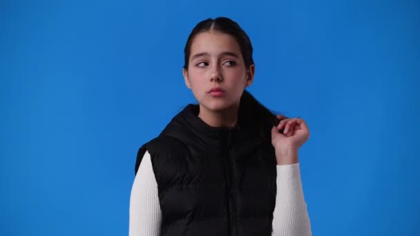 Video Dívky Dívá Všude Dotýká Její Vlasy Modrém Pozadí Pojetí — Stock video