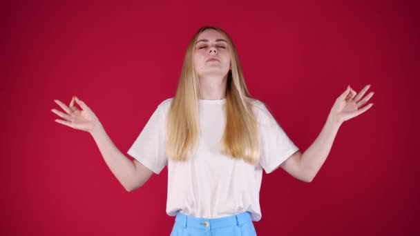 Kırmızı Arka Planda Meditasyon Yapan Bir Kızın Videosu Duygu Kavramı — Stok video