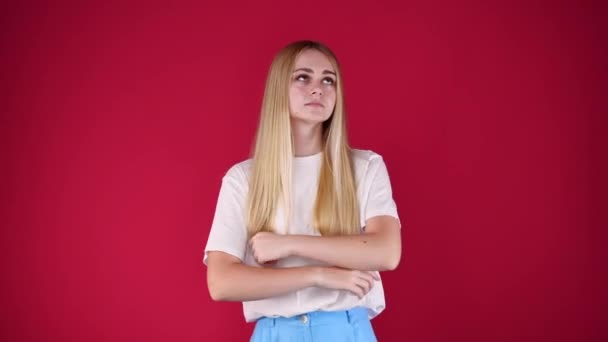 Video Una Chica Con Brazos Cruzados Sobre Fondo Rojo Concepto — Vídeo de stock