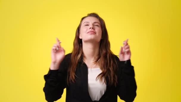 Vídeo Uma Mulher Com Dedos Cruzados Fundo Amarelo Conceito Emoções — Vídeo de Stock