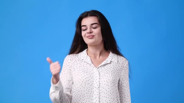 Video Una Chica Mostrando Pulgar Hacia Arriba Sobre Fondo Azul — Vídeos de Stock