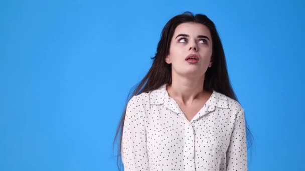 Video Prázdných Emocí Jedné Dívky Modrém Pozadí Pojetí Prázdných Emocí — Stock video