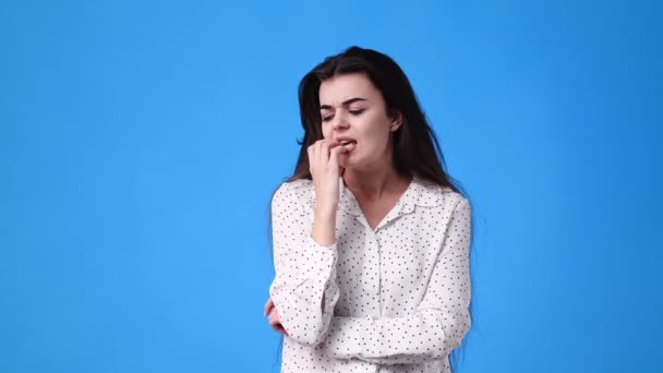 青い背景にパニック状態の1人の女の子の4Kビデオ 感情の概念 — ストック動画
