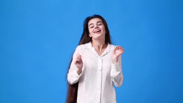 Mavi Arka Planda Dans Eden Kızın Videosu Duyguların Kavramı — Stok video