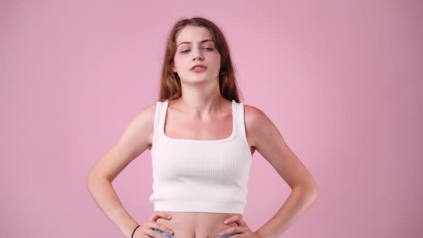 ピンクを背景に考える若い女性の4K動画 思考の概念 — ストック動画
