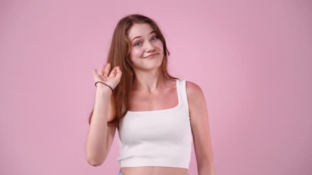 ピンクの背景でいい兆候を示す1人の女の子の4Kビデオ 感情の概念 — ストック動画
