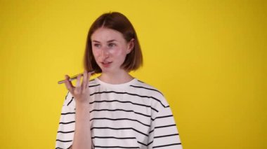 Bir kızın sesli mesaj kaydettiği 4K video. Duyguların kavramı.