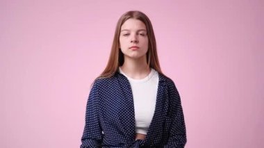 Pembe arka planda düşünen genç bir kadının 4K videosu. Düşünce kavramı.