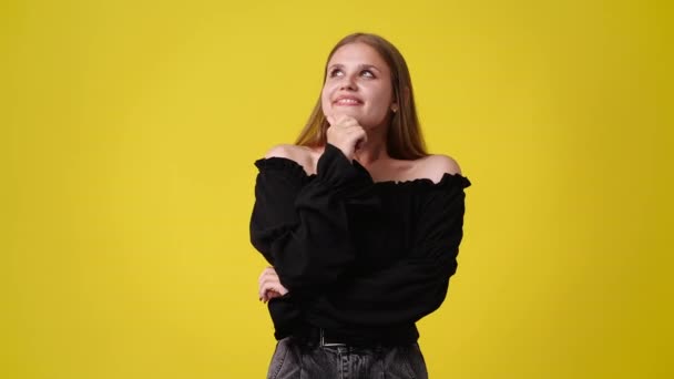 Video Mujer Joven Pensando Sobre Fondo Amarillo Concepto Pensamiento — Vídeo de stock