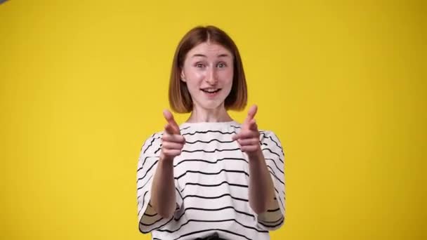 Відео Однієї Дівчини Вказує Камеру Показує Великий Палець Вгору Поняття — стокове відео