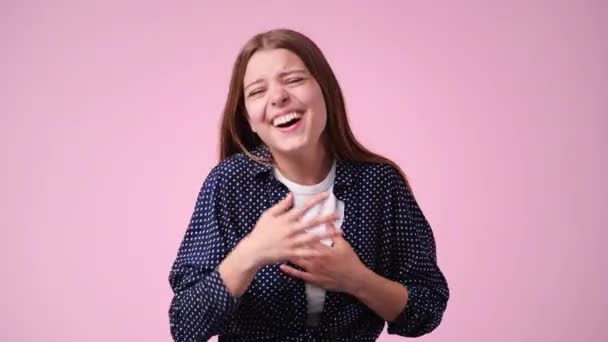 ピンクの背景で笑っている1人の女の子の4K動画 感情の概念 — ストック動画