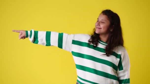 Βίντεο Κορίτσι Δείχνει Την Αριστερή Πλευρά Κίτρινο Φόντο Έννοια Του — Αρχείο Βίντεο
