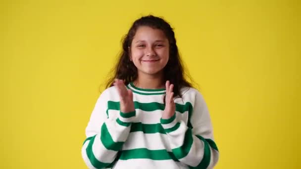 Video Eines Aufgeregten Mädchens Das Auf Gelbem Hintergrund Die Hände — Stockvideo