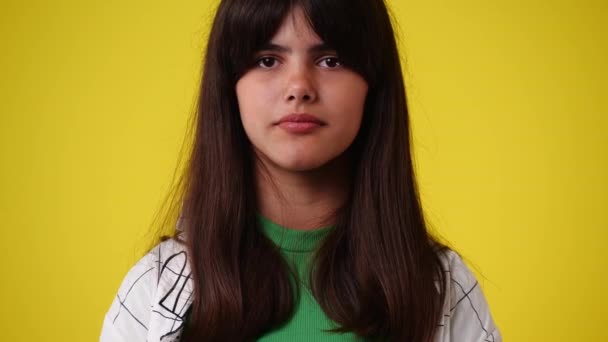 Video Emoción Blanco Una Chica Sobre Fondo Amarillo Concepto Emoción — Vídeo de stock