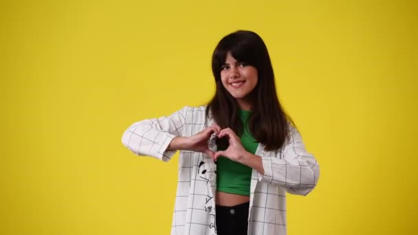 Video Von Mädchen Die Herzform Mit Ihren Händen Auf Gelbem — Stockvideo
