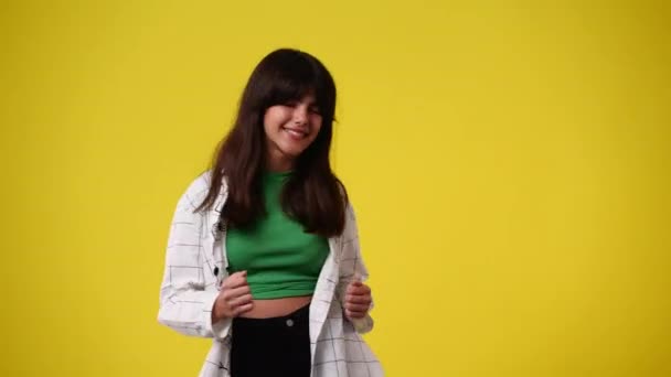 Βίντεο Κορίτσι Χορεύει Κίτρινο Φόντο Έννοια Των Συναισθημάτων — Αρχείο Βίντεο