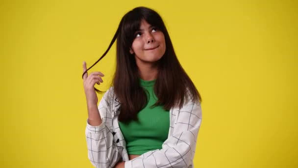 Βίντεο Κορίτσι Αγγίζει Μαλλιά Της Κίτρινο Φόντο Έννοια Των Συναισθημάτων — Αρχείο Βίντεο