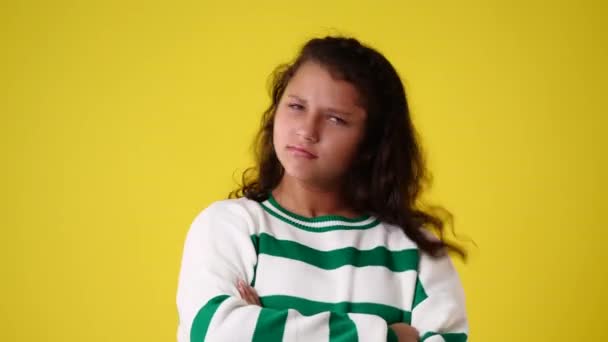 4Kビデオの女の子の頭が黄色の背景で振る 感情の概念 — ストック動画