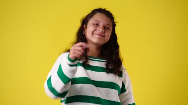 Video Kızın Telefon Hareketlerinin Sarı Arka Planda Bana Işaret Vermesiyle — Stok video