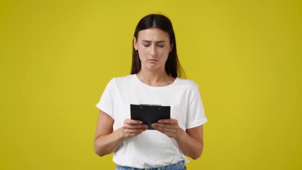 Sarı Arka Plan Üzerine Bir Şeyler Yazan Konsantre Bir Kadının — Stok video