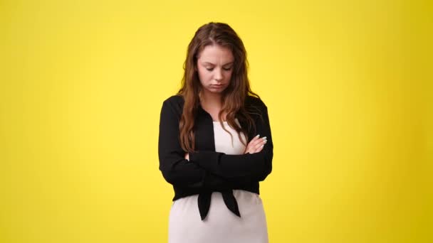 4K视频一个女孩在黄色背景下的负面情绪 情绪的概念 — 图库视频影像