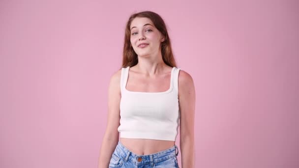 Video Van Een Meisje Met Duimen Omhoog Roze Achtergrond Concept — Stockvideo