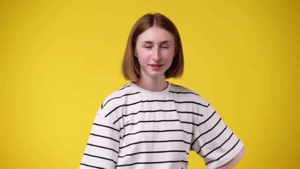 Vídeo Uma Garota Apontando Para Câmera Mostrando Polegar Para Cima — Vídeo de Stock