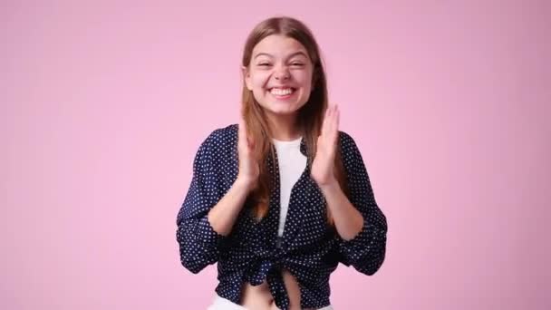 ピンクの背景に手を拍手する若い女性の4Kビデオ 幸福の概念 — ストック動画