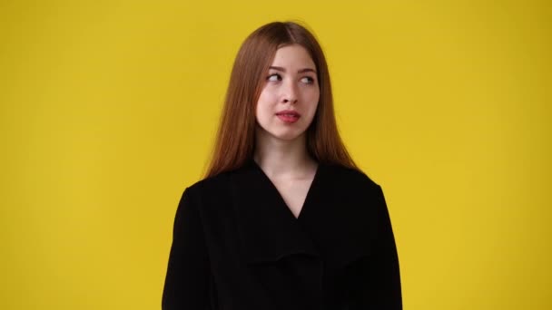 Vídeo Uma Menina Mostrando Sinal Silêncio Fundo Amarelo Conceito Emoções — Vídeo de Stock