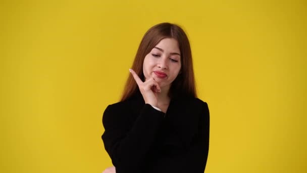 Video Van Meisje Met Sluwe Gezichtsuitdrukking Gele Achtergrond Concept Van — Stockvideo