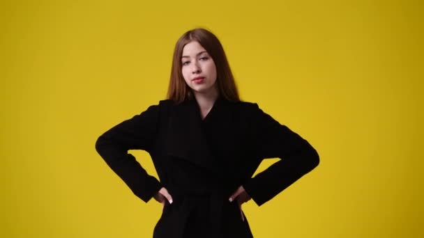 黄色い背景に一人の女の子の空虚な感情の4Kビデオ 空白の感情の概念 — ストック動画