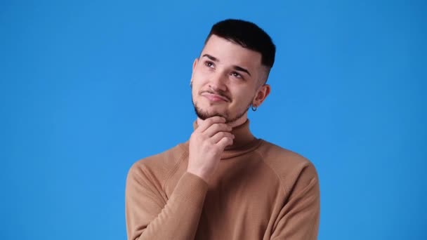 Video Eines Mannes Mit Gerissenem Gesichtsausdruck Auf Blauem Hintergrund Menschenbild — Stockvideo