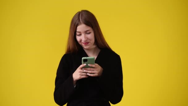 Video Van Vrouw Met Behulp Van Haar Telefoon Gele Achtergrond — Stockvideo