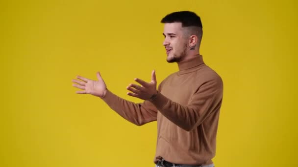 黄色の背景に男の側のビューの4Kビデオ 感情の概念 — ストック動画