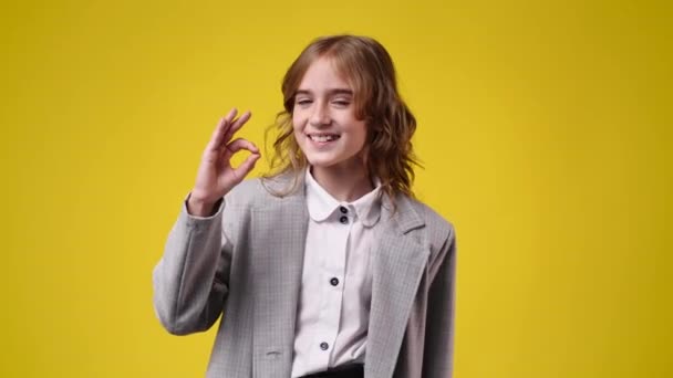 Βίντεο Από Χαριτωμένο Κορίτσι Δείχνει Υπογράψει Κίτρινο Φόντο Έννοια Των — Αρχείο Βίντεο