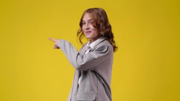 4K视频 一个女孩笑了 并在黄色背景上显示大拇指 情绪的概念 — 图库视频影像