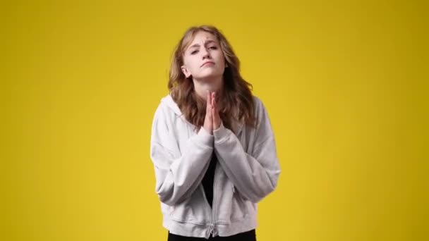 Video Dívky Žebrání Prosím Žlutém Pozadí Pojetí Emocí — Stock video