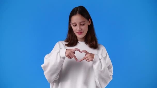 Video Fata Face Forma Inimii Mâinile Fundal Albastru Conceptul Emoție — Videoclip de stoc