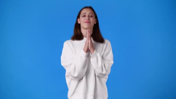 Vídeo Menina Implorando Por Favor Não Fundo Azul Conceito Emoções — Vídeo de Stock