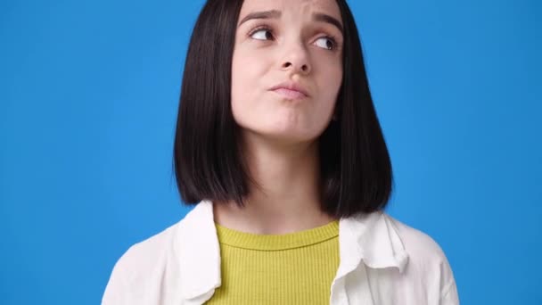 Slow Motion Vídeo Cute Girl Thinking Something Blue Background Conceito — Vídeo de Stock