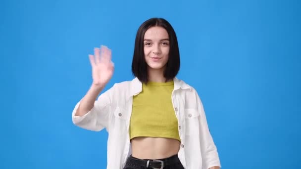 Video Roztomilé Dívky Mává Ahoj Modrém Pozadí Pojetí Emocí — Stock video