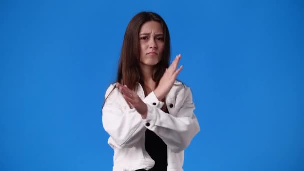 Zeitlupenvideo Eines Mädchens Mit Gekreuzten Händen Auf Blauem Hintergrund Konzept — Stockvideo
