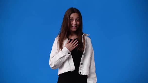 Βίντεο Από Κορίτσια Έκφραση Προσώπου Μπλε Φόντο Έννοια Των Συναισθημάτων — Αρχείο Βίντεο