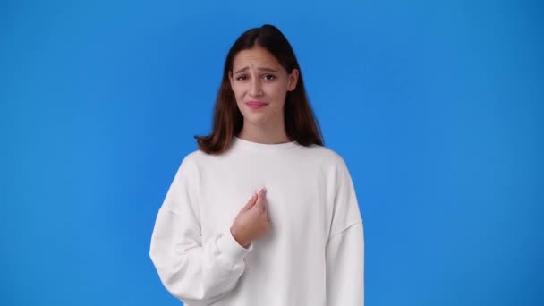 青い背景を持たない少女の4Kスローモーションビデオ 感情の概念 — ストック動画