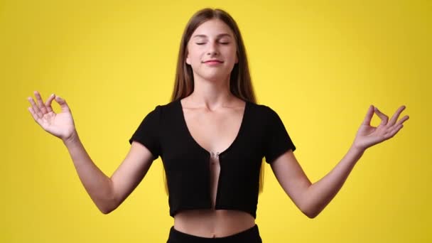 Video Van Een Meisje Dat Mediteert Een Gele Achtergrond Begrip — Stockvideo