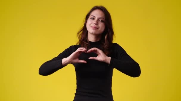 Zeitlupe Video Von Mädchen Die Herzform Mit Ihren Händen Auf — Stockvideo